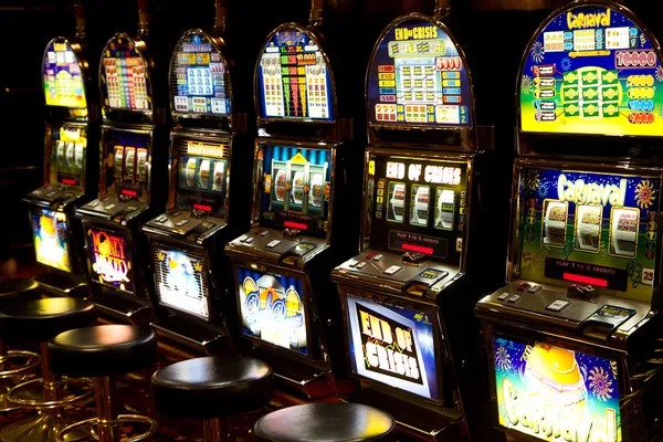 Baccarat betting layout and payout structure on domino slot